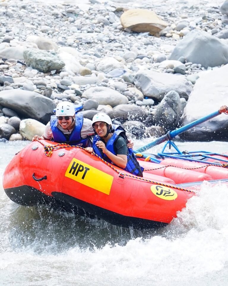 Couple river rafting in Kullu