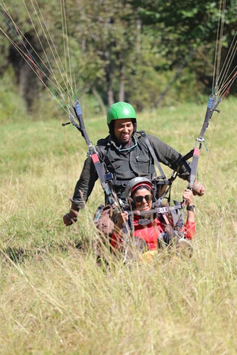 Tandem paragliding landing in Kullu