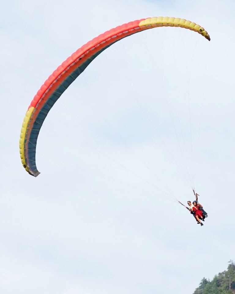 paragliding sky manali